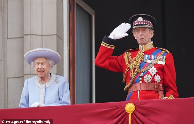Der Herzog von Kent ist mit Königin Elizabeth II. vor ihrem Tod abgebildet