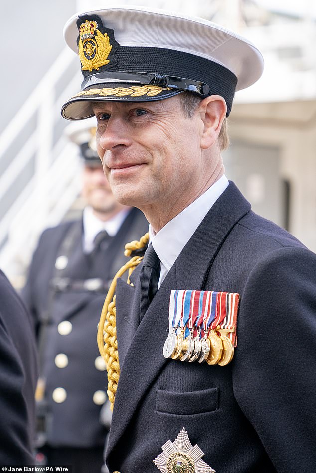 Der 60-jährige Herzog von Edinburgh, der bekanntermaßen nach nur vier Monaten aus den Royal Marines ausschied, wird heute nach seiner Wahl durch den König zum neuen Oberst ernannt (im Bild: Prinz Edward vor der Widmungszeremonie für das Hilfsschiff der Royal Fleet). RFA Stirling Castle, in Leith am Donnerstag)