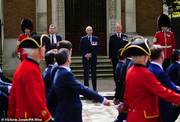 Der Herzog von Kent ist abgebildet, wie er den Vorbeimarsch vor der Royal Military Chapel (The Guards' Chapel) in Westminster, London, beobachtet