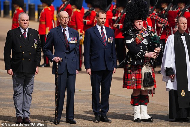Hier ist Edward zu sehen, wie er an der Black Sunday Parade der Scots Guards teilnimmt, flankiert vom Priester der Kapelle und anderen Beamten