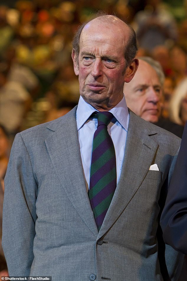 Der Herzog von Kent ist der Sohn von Prinz George, Herzog von Kent, und Prinzessin Marina von Griechenland und Dänemark.  Er ist außerdem der Cousin ersten Grades der verstorbenen Königin Elizabeth II. (Bild 2012 in Melbourne, Australien).