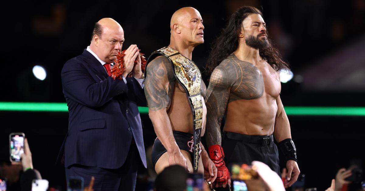 (LR) Dwayne "Der Stein" Johnson und Roman Reigns schauen zu, wie sie ihren Sieg gegen Cody Rhodes und Seth verfolgen "Verdammt" Rollins während der ersten Nacht von „WrestleMania 40“ am 16. April 2024 in Philly.