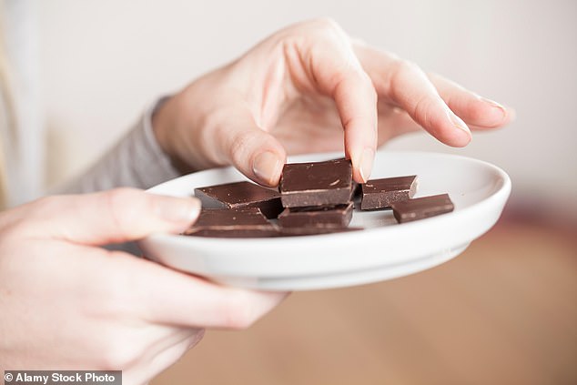 Essen Sie Schokolade nach einer ausgewogenen Mahlzeit, wenn Eiweiß, Fett und Kohlenhydrate dazu beitragen, die Aufnahme der Glukose in den Blutkreislauf zu bremsen.  Ein paar Quadrate für den Pudding zu haben, kann Ihnen auch dabei helfen, mit dem Naschen am Abend aufzuhören