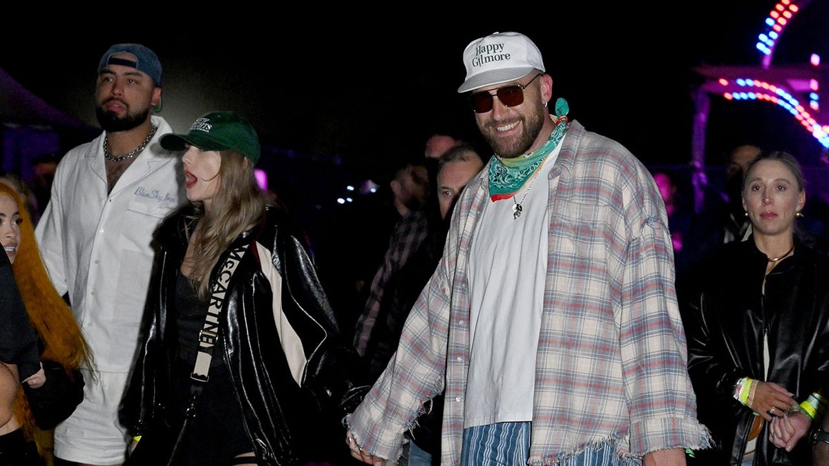 Taylor Swift hält Travis Kelces Hand, während sie im Coachella-Stadion spazieren gehen