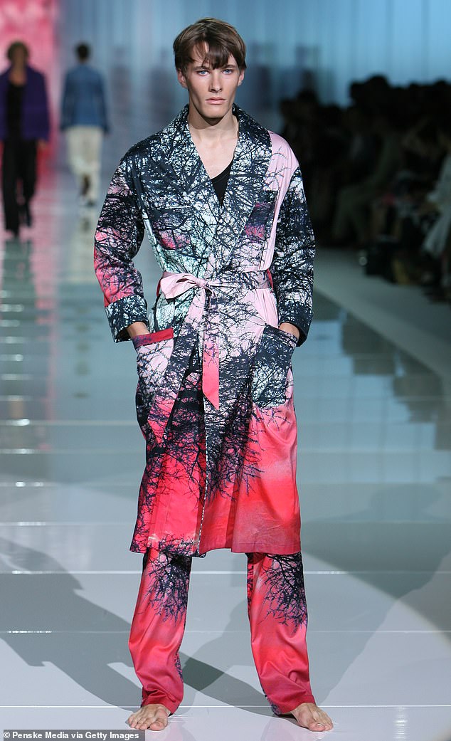 Cavalli entwarf auch für Männer – dieser helle Look stammt von seiner Herrenmodenschau im Frühjahr 2009 in Mailand