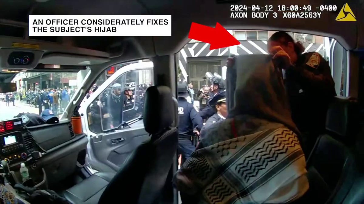 Das Bodycam-Video des NYPD zeigt, wie ein Beamter einer Aktivistin sanft mit ihrem Hijab hilft