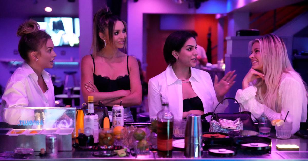 (LR) Lala Kent, Scheana Shay, Katie Maloney und Ariana Madix unterhalten sich während „Vanderpump Rules“ in einer Bar.