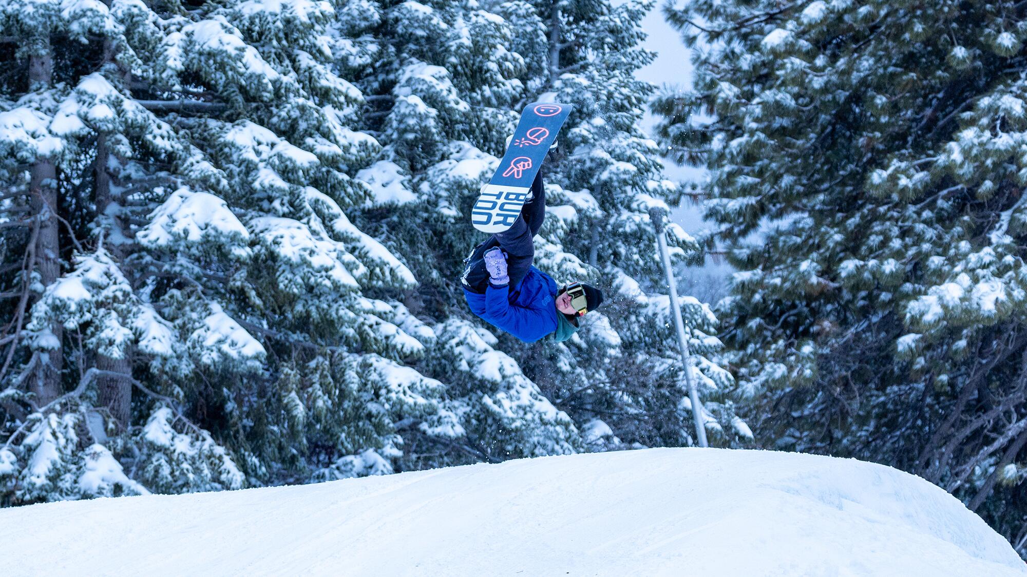 Ein Snowboarder fliegt von einem Sprung ab.