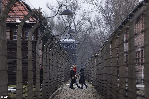 Menschen besuchen das ehemalige nationalsozialistische deutsche Konzentrations- und Vernichtungslager Auschwitz-Birkenau in Oswiecim, Polen, Donnerstag, 26. Januar 2023