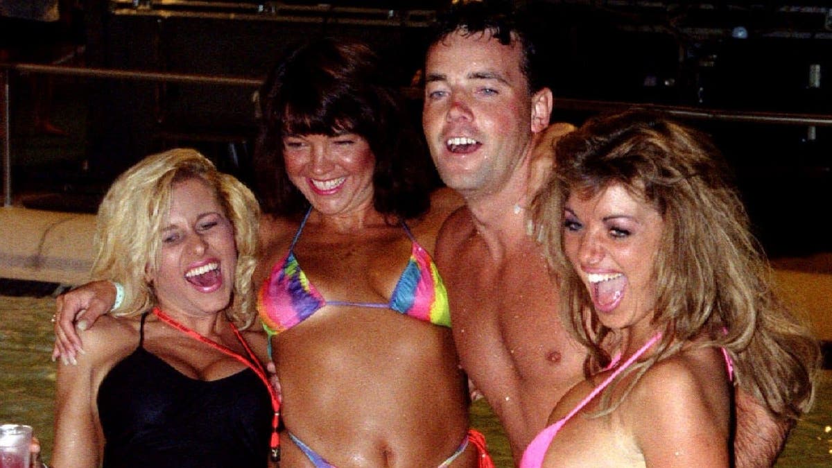 John Wayne Bobbitt in einem Pool mit drei Playboy-Models