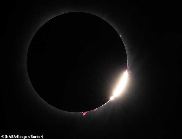 Ein Reddit-Poster führte einige Berechnungen auf der Grundlage des Sonnendurchmessers durch und stellte fest, dass dieser Sonnenvorsprung etwa fünfmal so lang wie die Erde war.  „Dieser Vorsprung unten ist etwa 17,5 Pixel hoch“, sagten sie, oder „eine Höhe von 44.500 Meilen“