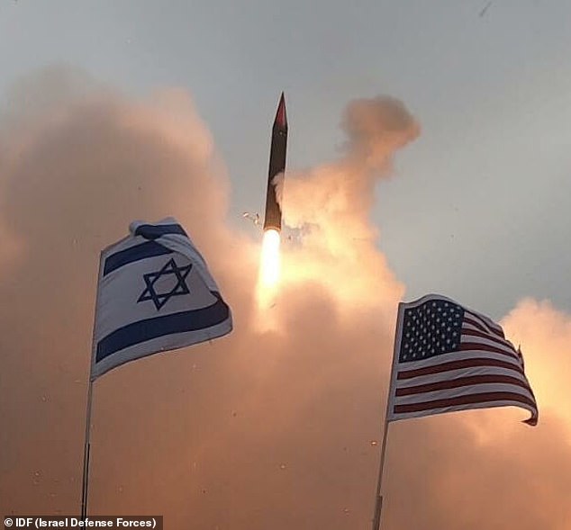 Das neueste und wohl das Spitzenmodell von Israels aktuellem System, Arrow 3, wurde speziell für den Abschuss ballistischer Raketen entwickelt, die mit nuklearen und anderen „nichtkonventionellen“ Sprengköpfen bewaffnet sind und von weltraumgestützten Flugbahnen her einfliegen (oben).