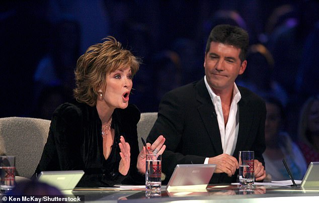 Damals hieß es aus Quellen, dass Simon seine erfolgreiche ITV-Show „The X Factor“ einstellte, nachdem er akzeptiert hatte, dass „die Show in Großbritannien etwas altbacken geworden war“ (in der Show 2006 mit Sharon Osbourne abgebildet).