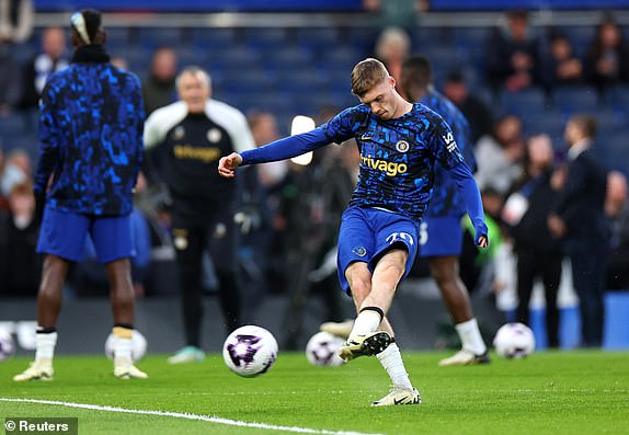 Soccer Football - Premier League - Chelsea v Everton - Stamford Bridge, London, Britain - April 15, 2024  Chelsea's Cole Palmer during the warm up before the match REUTERS/Toby Melville NO USE WITH UNAUTHORIZED AUDIO, VIDEO, DATA, FIXTURE LISTS, CLUB/LEAGUE LOGOS OR 'LIVE' SERVICES. ONLINE IN-MATCH USE LIMITED TO 45 IMAGES, NO VIDEO EMULATION. NO USE IN BETTING, GAMES OR SINGLE CLUB/LEAGUE/PLAYER PUBLICATIONS.