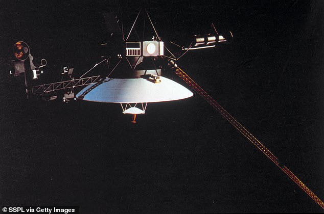 Zwei Voyager-Raumschiffe wurden 1977 gestartet, um die Planeten im äußeren Sonnensystem zu erkunden