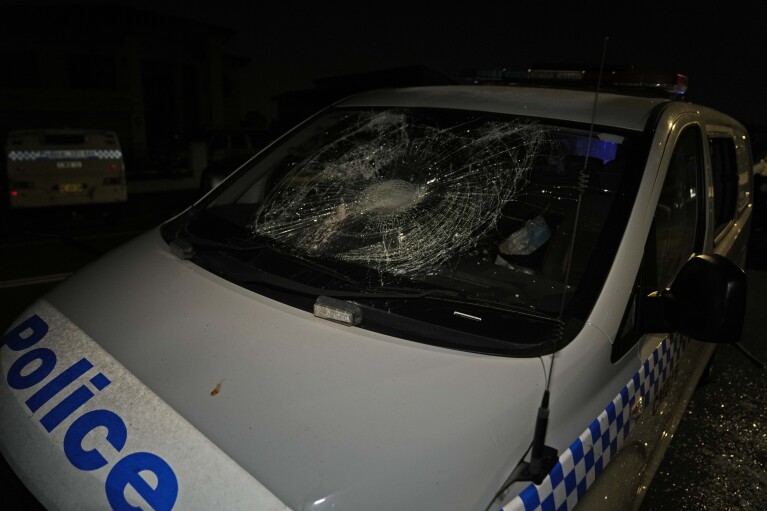 Am Montag, den 15. April 2024, wurde in Sydney, Australien, ein Polizeiauto vor einer Kirche zerstört, in der Berichten zufolge ein Bischof und Kirchenbesucher erstochen wurden. (AP Photo/Mark Baker)