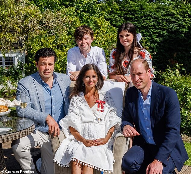 Prinz William besuchte die zweifache Mutter und ihre Familie (im Bild), um ihr im Mai desselben Jahres die Würde einer Dame zu verleihen, nachdem sie über ihren BowelBabe-Fonds Millionen für Cancer Research UK gesammelt hatte