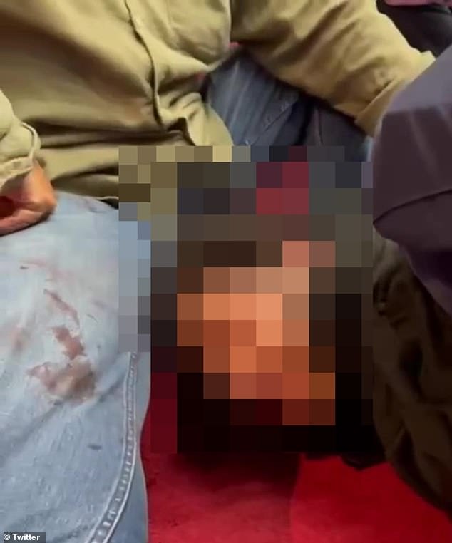 Der mutmaßliche Messerstecher (im Bild wird niedergehalten) wurde von der Polizei als mutmaßlicher Terrorist eingestuft
