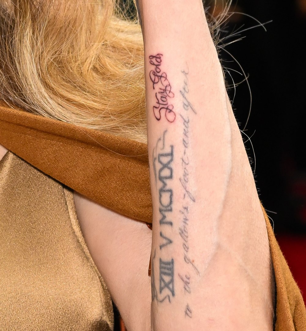 Angelina Jolie lässt sich zu Ehren von „The Outsiders“ ein besonderes Tattoo stechen