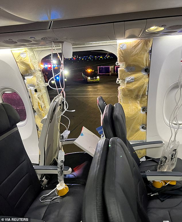 Es gab keine ernsthaften Verletzungen durch den schrecklichen Flugausfall, aber die Habseligkeiten der Passagiere, darunter auch Telefone, flogen aus dem Flugzeug