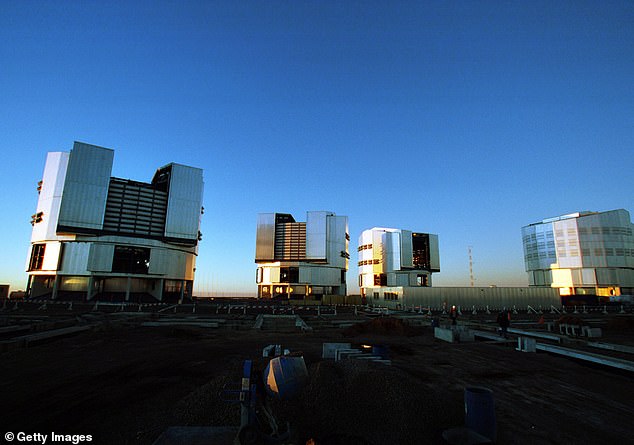 Abgebildet sind Instrumente, die das Very Large Telescope in der abgelegenen, dünn besiedelten Atacama-Wüste im Norden Chiles bilden