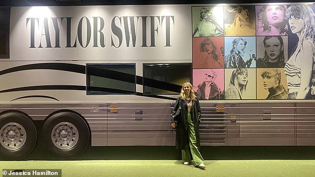 Swiftication: Die Country Music Hall of Fame und das Country Music Museum beherbergen unzählige Gegenstände von Taylor Swift.  Jess ist oben mit einer Nachbildung des Tourbusses des Megastars abgebildet