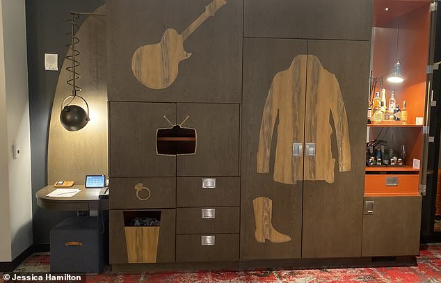 In Jess‘ Zimmer im Bobby Hotel ist der Kleiderschrank mit Zeichnungen von Gegenständen wie Cowboystiefeln und Akustikgitarren geschmückt – ein Hinweis für die Gäste, wo sie ihre Souvenirs ablegen sollen