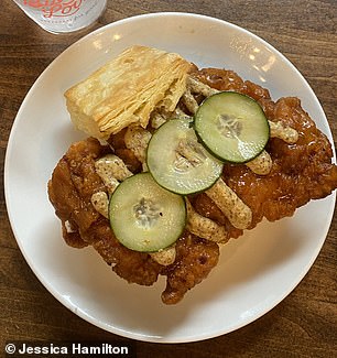 Bei der Restaurantkette „Biscuit Love“ in Nashville gönnte sich Jess ein heißes Hühnchen