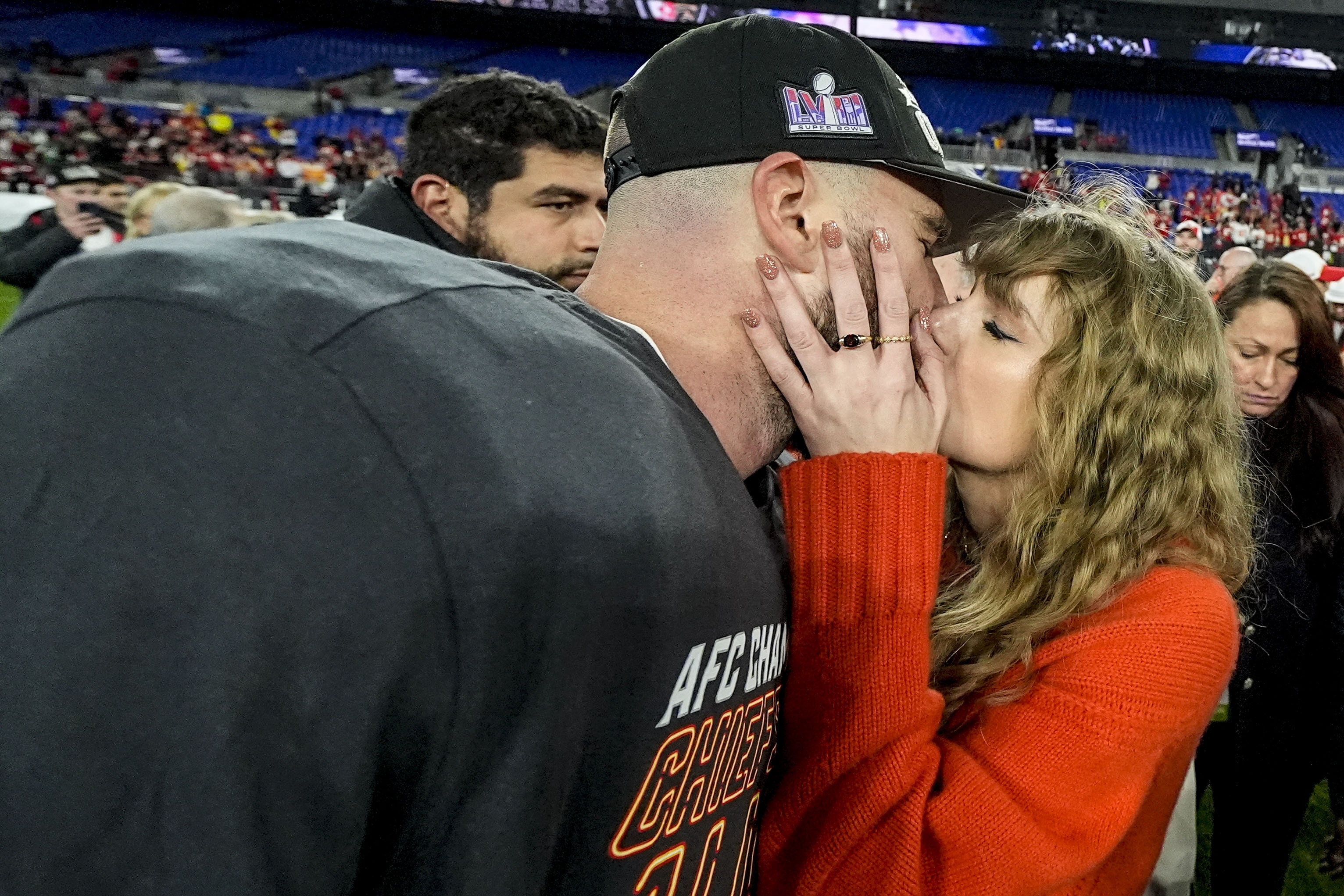 Taylor Swift küsst den Kansas City Chiefs-Tight-End Travis Kelce nach einem AFC Championship NFL-Footballspiel gegen die Baltimore Ravens am Sonntag, 28. Januar 2024, in Baltimore.
