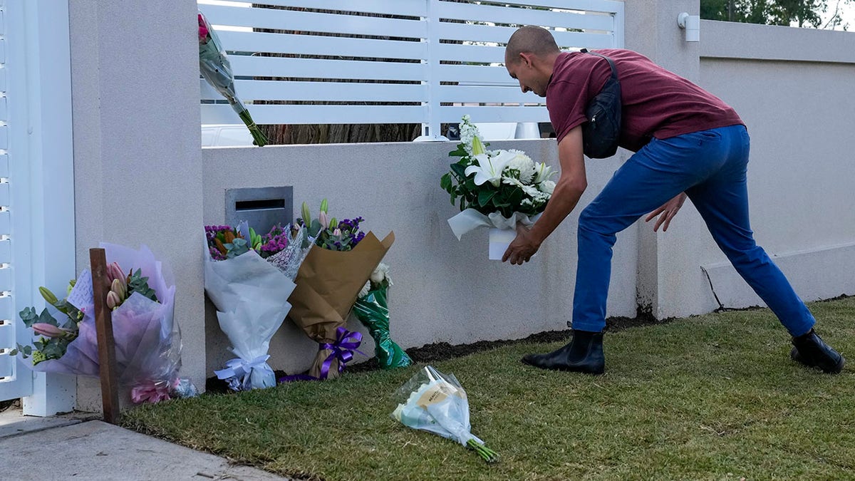 Blumen wurden vor der australischen Kirche platziert, wo es zu Messerstechereien kam