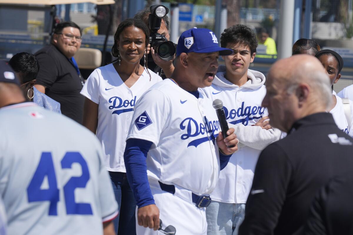 Dodgers-Manager Dave Roberts (Mitte) stellt Ayo Robinson vor, die Enkelin der Baseball-Legende Jackie Robinson.
