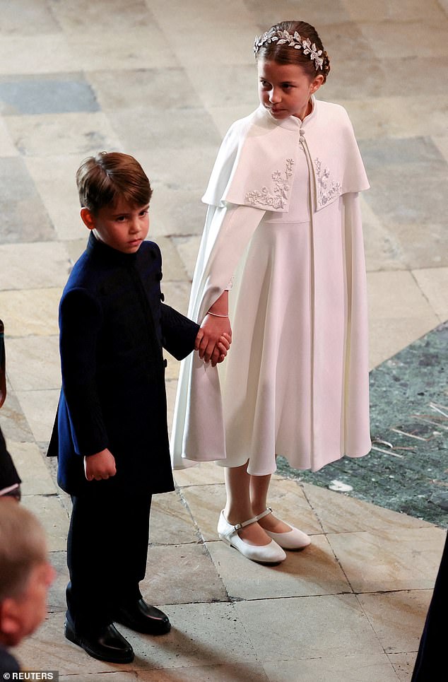 Im Bild: Prinzessin Charlotte und Prinz Louis halten Händchen, als sie zur Krönung von König Charles und Königin Camilla im Mai 2023 eintreffen