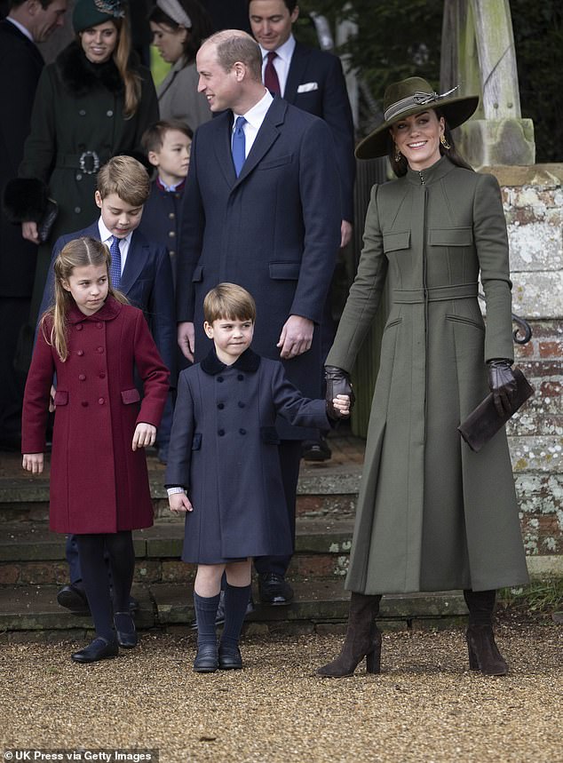 Im Bild: Der Prinz und die Prinzessin von Wales mit ihren drei Kindern nach dem Besuch eines Gottesdienstes in Sandringham im Dezember 2022