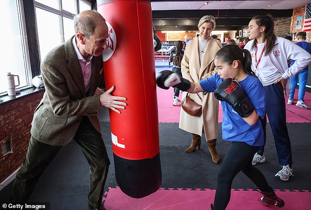 Der Herzog von Edinburgh (Bild links) hält den schweren Boxsack für Lacey Douglas, 11 Jahre alt, (Bild rechts) bei der National Youth Champion Amy Nolan im Right Stuff Amateur Boxing Club