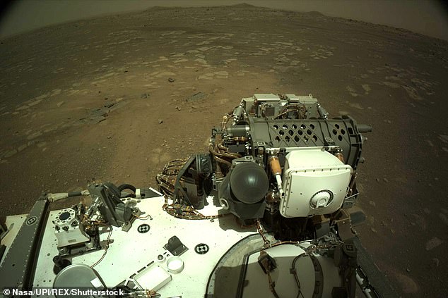 Ein Hauptziel der Mission von Perseverance auf dem Mars ist die Astrobiologie, einschließlich der Suche nach Anzeichen uralten mikrobiellen Lebens.  Der Mars-Rover Perseverance der NASA hat dieses Bild mit seiner an Bord befindlichen linken Navigationskamera (Navcam) aufgenommen.