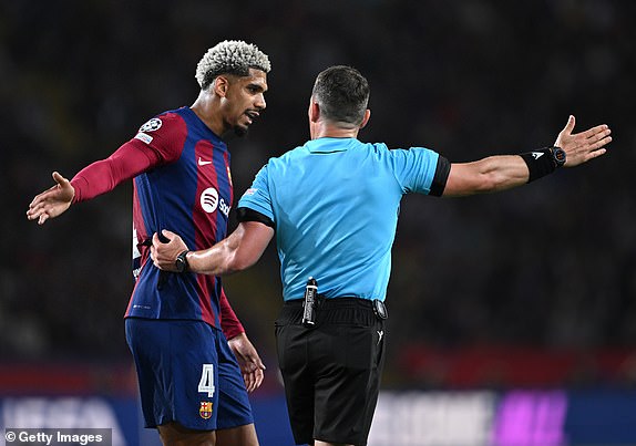 BARCELONA, SPAIN - APRIL 16: Ronald Araujo of FC Barcelona reacts towards Referee Istvan Kovacs as he is ushered off after being shown a red card following a foul on Bradley Barcola of Paris Saint-Germain (not pictured) during the UEFA Champions League quarter-final second leg match between FC Barcelona and Paris Saint-Germain at Estadi Olimpic Lluis Companys on April 16, 2024 in Barcelona, Spain. (Photo by David Ramos/Getty Images)