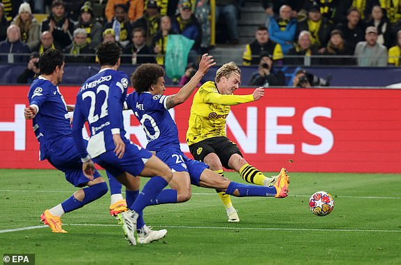 epa11283078 Dortmund's Julian Brandt (R) scores the 1-0 during the UEFA Champions League quarter final, 2nd leg match between Borussia Dortmund and Atletico Madrid in Dortmund, Germany, 16 April 2024.  EPA/CHRISTOPHER NEUNDORF