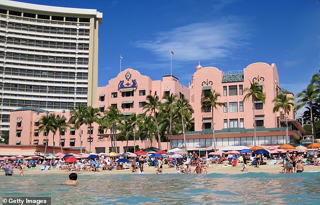 Sie übernachtete im „Pink Palace of the Pacific“ auf Hawaii für umwerfende 530 US-Dollar pro Nacht und erklärte, warum sie nie wieder ein Zimmer in dem „einfachen“ und „veralteten“ Hotel buchen würde