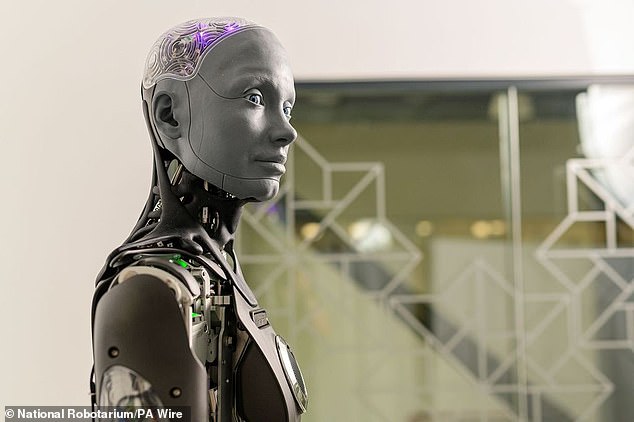 Das National Robotarium hofft, durch die Ausstellung von Ameca in Schulen und Werkstätten Barrieren abzubauen und Vertrauen zwischen Menschen und Robotern aufzubauen, um Menschen jeden Alters die Möglichkeit zu bieten, direkt mit dem Roboter zu interagieren und sich über die neuesten Fortschritte in der Robotik und KI zu informieren