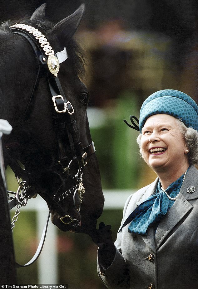 Im Bild: Die verstorbene Königin – die im September 2022 verstorben ist – wird gesehen, wie sie während eines Besuchs der Windsor Horse Show ein Pferd anstrahlt