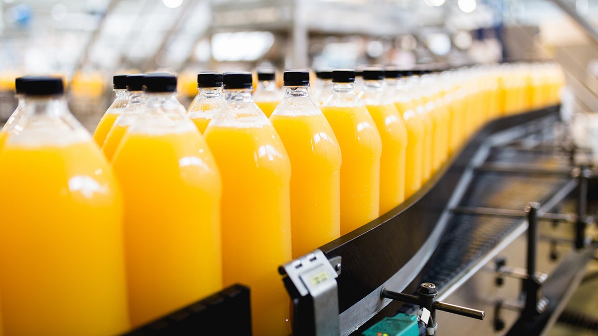 Abgefüllter Orangensaft in einer Fabrik