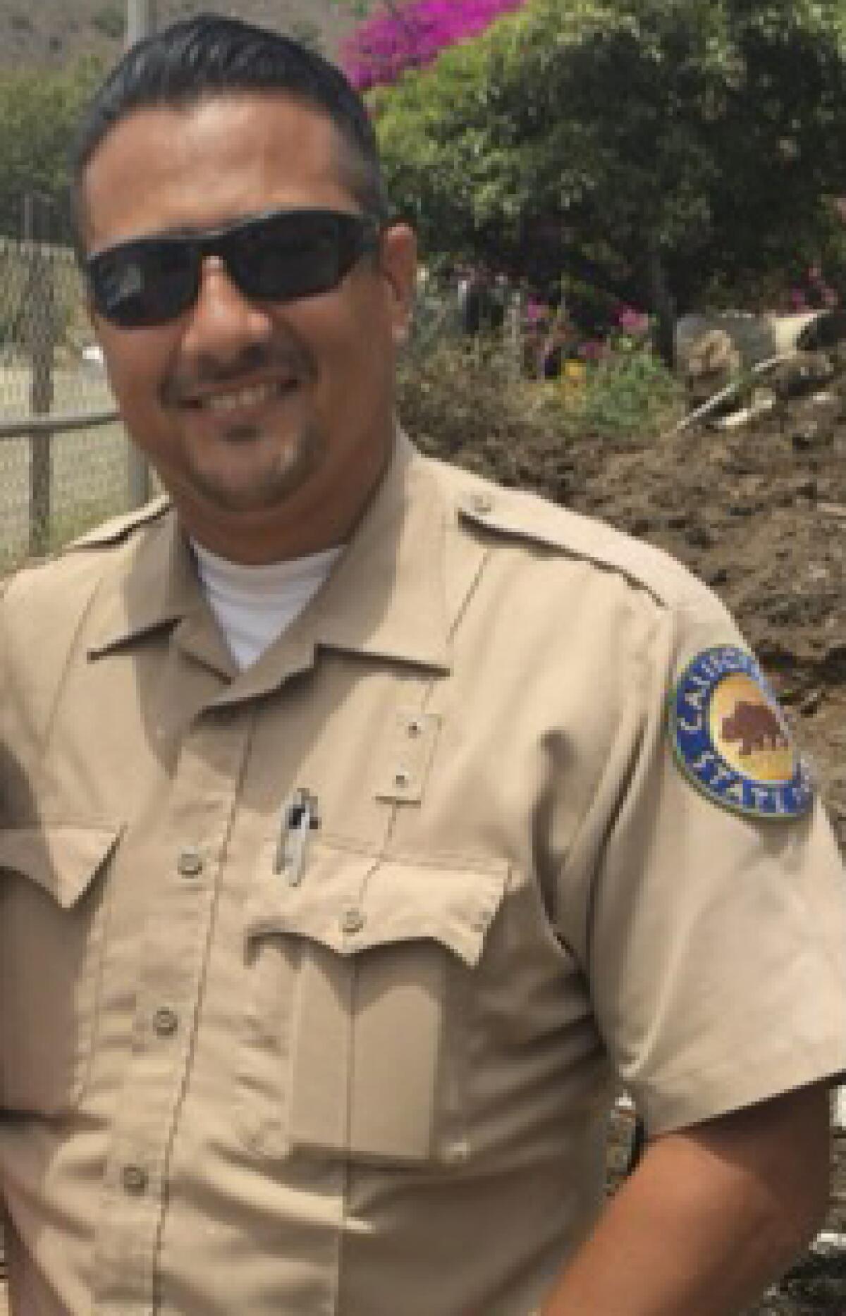 Ein Mann mit Sonnenbrille.  trägt eine Uniform der California State Parks. 
