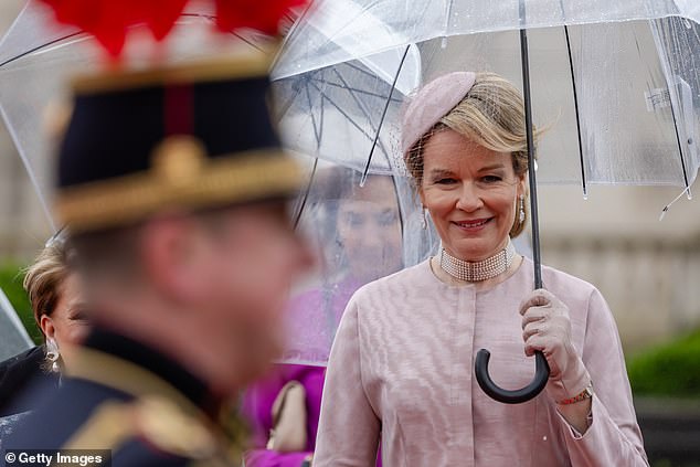 Zu Beginn des Staatsbesuchs schützten sich die Royals mit durchsichtigen Regenschirmen vor dem regnerischen Wetter