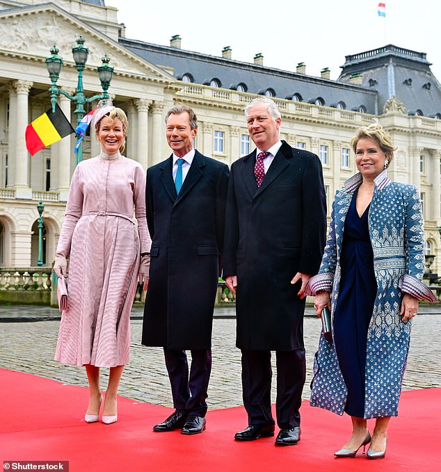 Der Großherzog von Luxemburg und der König von Belgien trugen bei dem Ausflug elegante schwarze Mäntel