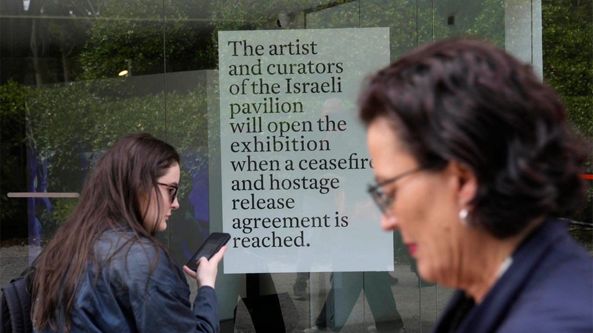 Menschen gehen auf der Biennale am israelischen Nationalpavillon vorbei