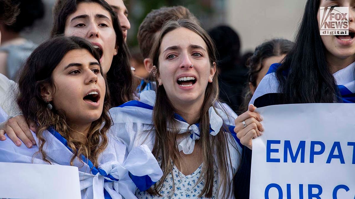 Pro-israelische Demonstranten nehmen an einer Gegendemonstration an der Columbia University teil