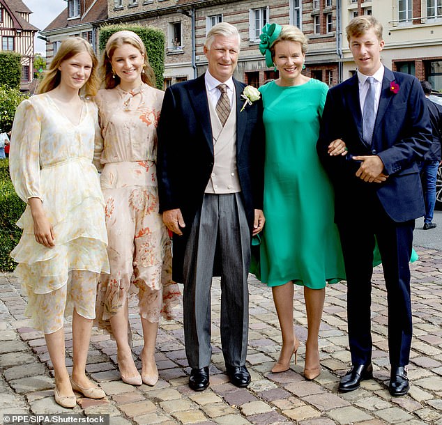Eléonore ist das jüngste Kind von König Philippe und Königin Mathilde, die auch Eltern von Prinzessin Elisabeth (22), Prinz Gabriel (20) und Prinz Emmanuel (18) sind (gemeinsam ohne Gabriel abgebildet).