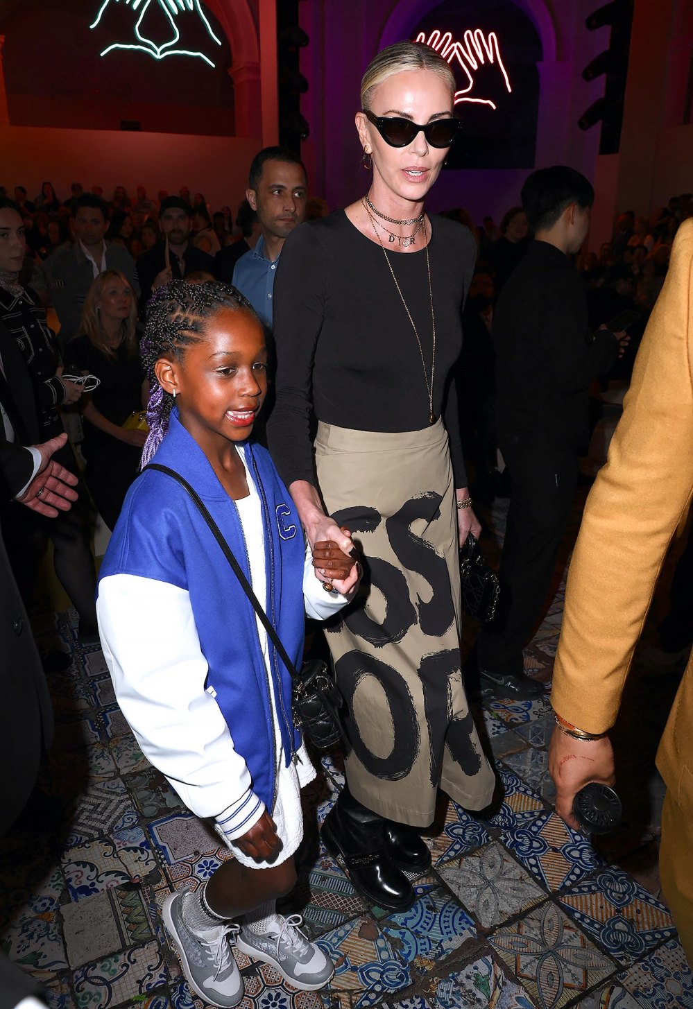 Charlize Theron sitzt mit ihrer 7-jährigen Tochter August in der ersten Reihe der Dior Pre-Fall Show