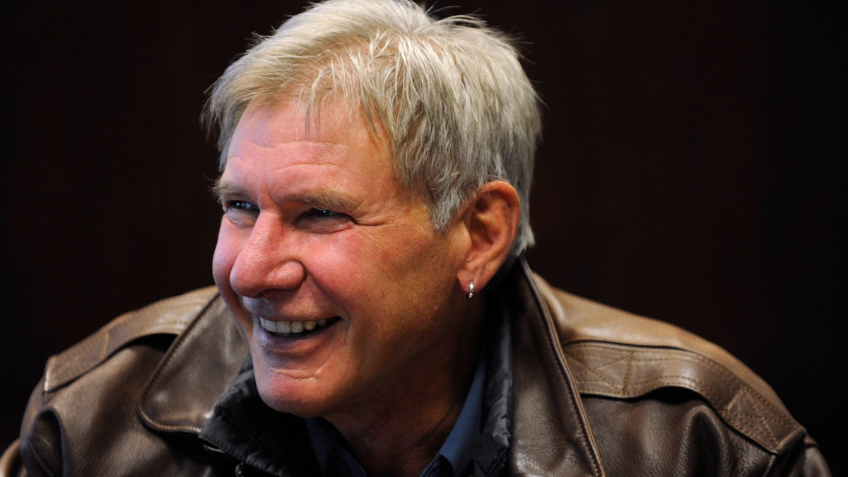 Harrison Ford lächelt mit Ohrring