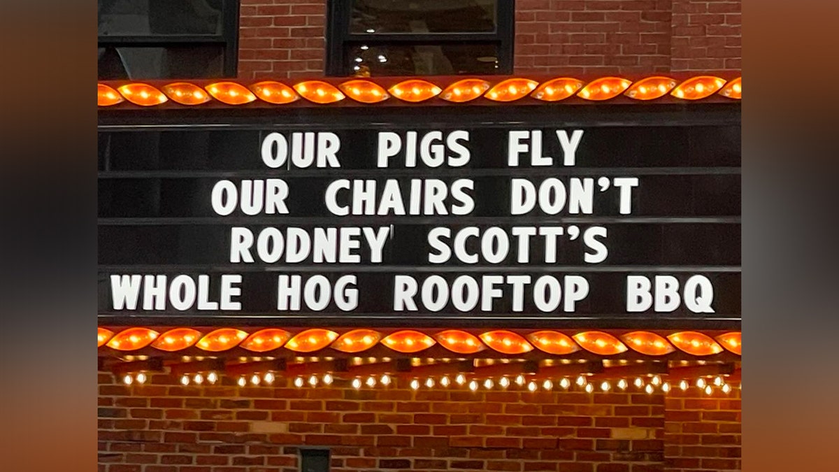 Im Festzelt der Chief's Bar von Eric Church heißt es "Unsere Schweine fliegen durch unsere Stühle, nicht wahr, Rodney Scotts ganzer Schweinegrill auf dem Dach"